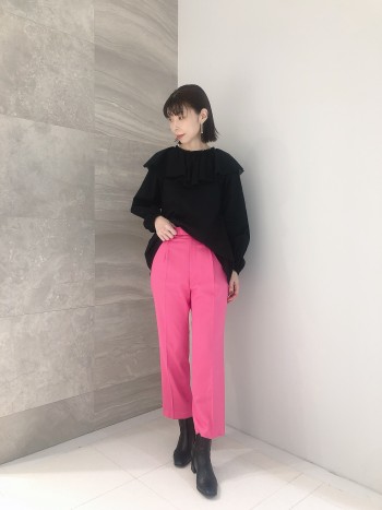 今回着用しているピンクは、発色も良く辛口のピンクで大人っぽくかっこいい印象です。
軽く滑らかな生地ですが、しっかりしていて裏地も付いているので長いシーズン着用可能です。
ストレッチも効いており動きやすいです。