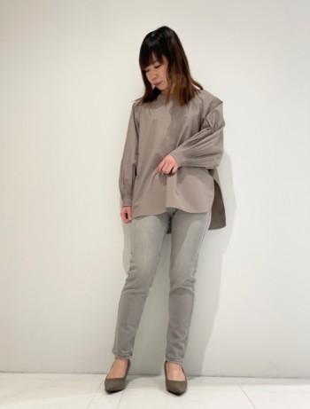 身長149cm/サイズ22インチ
upperhightsのこのデザインではいつも22インチを購入してます。今回も22インチで丈が長いデザインですが、特に長すぎることはなかったです。
最初はピタピタでもどんどん馴染んでくるので、少しきつめのサイズを選ぶのがおすすめです。