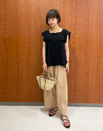 前後2WAYで着られるので、雰囲気を変えられます♪
横の開きは広めなので首周りをスッキリとみせてくれます◎
私は撫で肩で肩幅は広くないほうですが、
ズレ落ちることなく綺麗に着れました◎
二の腕もほっそり見えするのも嬉しいポイント。