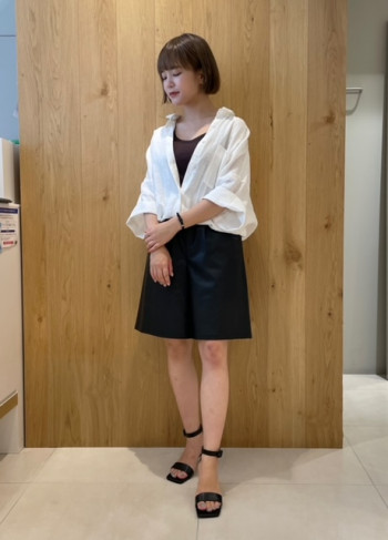 程よい肉厚感があるので、下着のラインを拾わず着ていただけます。前後の着回しで首周りの開き具合を選べるのも嬉しいポイント◎