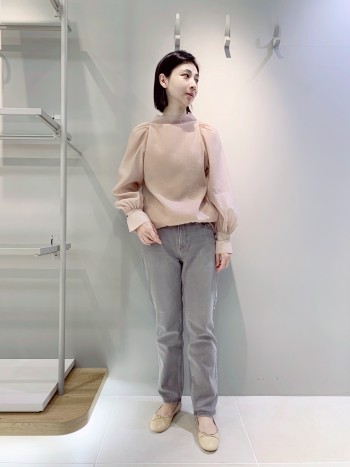 一枚で決まる春らしいブラウスです。
着心地が良くこなれる印象を与えます。