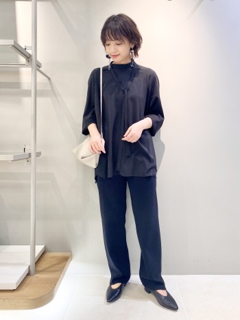 とろみ素材が軽くてとても着心地が良いです。
ブラックは透け感をほぼ気にせずに着用できました。
丈が長めでヒップが隠れるほどあったのがよかったです。