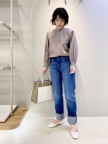 首元が程よく詰まったブラウスです。
モカは透け感を気にせずに着用できました。