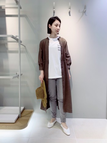 前後でワンピースとして着れます。
ボタンが開けて羽織としても着れます。
とても便利な1枚です。