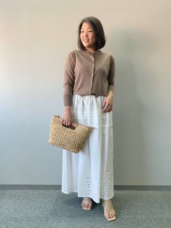 154センチで38サイズでちょうどいい丈感です。裾の刺繍が上品です。ウエストにギャザーが入っており、程良いフワッと感が可愛いです。