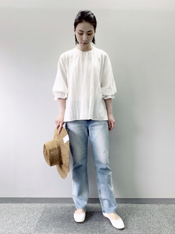 程よい透け感で女性らしい一枚です。
すっきりとしたシルエットで春夏にぴったりなアイテムです。