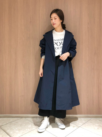 腕周りゆったりしてます。Aラインでボトムス選ばずきていただけます。生地はシャリ感はありますが軽すぎない素材です。