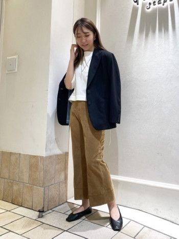 伸びる!柔らかい!履き心地抜群のコーデュロイがやみつきです!
丈もクロップドでブーツやスニーカー合わせも素敵です!!
