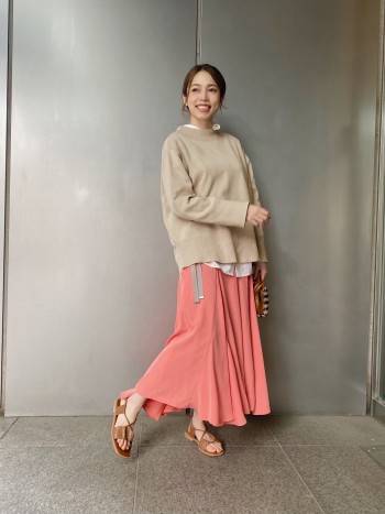 シルエットがすごく綺麗です。特に首回りのカッティングが首を細く見せてくれて、丸首や首が詰まったスタイルが苦手な人でも着られると思います。