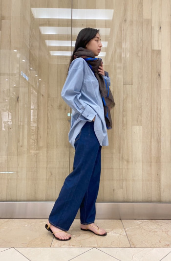 シンプルなデザインで着回しのきくアイテムです。
明るいブルーで、顔まわりをパッと明るい印象にさせてくれます◎