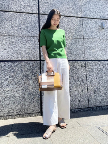 生地にちょうど良い厚みがあって上品に見えますが、涼しく快適に着られます。
ボートネックのラインが綺麗で、女性らしい雰囲気が素敵です!