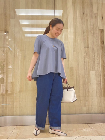 バッグの仕切りがボタンなので、仕切りをとってザクザク入れる仕様にしてもいいですね!コンパクトサイズなのに沢山入って嬉しいです◎