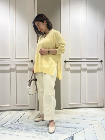 Vネックが深めなので一枚着でも重ね着でも、いろいろアレンジが効きそうです!
丈感がしっかりありますが、生地の落ち感ですっきり着られるのもおすすめポイントです。