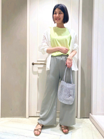 普段38~40のサイズですが、38で綺麗に履けました。グレー味のあるアイスカーキなので品もありいろんなシーンで活躍しそうです。