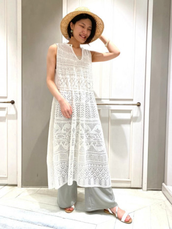 ウエストについたヒモでフィット感を調節できるので好みのシルエットにできました!ヒモは縛っても素敵ですが、そのまま垂らして使ってもラフなイメージでかわいかったです。