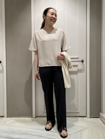 下半身がしっかりしている方でもスラッと履けるストレートパンツです♪ウェストゴムでかなりのストレッチなので、ノンストレスでラクチン!!