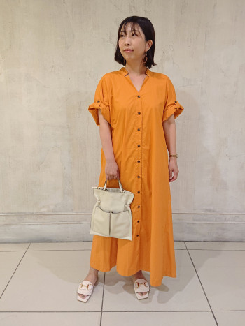 155㎝の私が36サイズを着てこの着丈感。足元がフラット合わせだと38サイズは床にぎりぎりついてしまいました。ヒールを合わせるかたは着比べて頂くことをおすすめいたします。