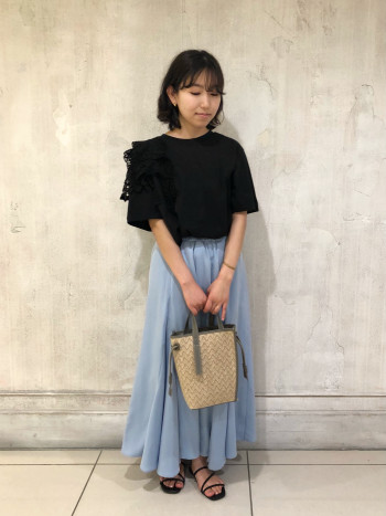 身体のラインを拾わずゆるっとラフな雰囲気で着用できました。インしないとすとんと落ちるボックスシルエットです。カジュアルに着たい方やラインを出したくない方にはこちらのオーバーシルエットがおススメです◎首元の開きが大きくないので、小柄な方でも着られている感無くお召しいただけます!