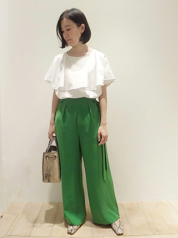前後2パターン楽しめるデザインブラウス。カットソー素材だから気軽にお召いただけます!インして着るとすっきりとしたシルエット。