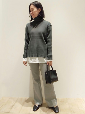 ヒップラインにゆとりがあり、ウエストは少し添ったラインになっていて、フォルムがとてもきれいなデニムです。カラーが珍しく、いつものカジュアルなスタイルがおしゃれに!