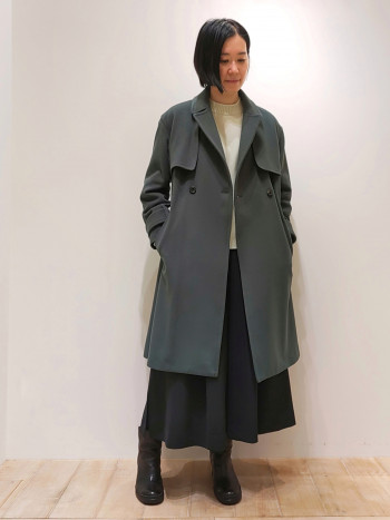 ウール100％のとても暖かいコート！
真冬の通勤もこのコートがあれば◎
スタンダードなトレンチのデザインで、
コーディネートしやすいアイテム。