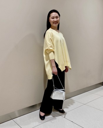 【さらりと肌に心地】軽くて柔らかい質感で肌触りが抜群でした!スッキリとしたVネックと、飽きの来ないベーシックなシルエットは着回しが利き気負いなく着られますよ!