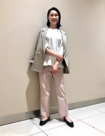 【甘すぎ大人のカットソー】ふんわりパフスリーブで大人フェミニンな印象になり、着るだけで今年らしい雰囲気を纏えるアイテムです☆
滑らかな肌触りの柔らかい100%コットン素材で着心地が抜群!
インでもアウトでもしやすい着丈になっていますよ!