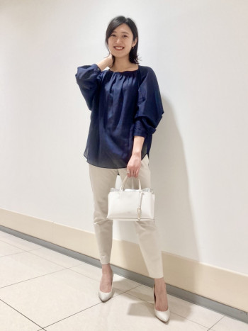 【ふんわりシルエットが女性らしい】さりげないシャドーストライプが華やかな1枚!スクエアネックと肩からの切り替えでネックラインを綺麗に見せてくれますよ◎また、胸元にはギャザーデザインが入っているので胸元が華奢見えする方にもおすすめです◎