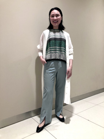 【圧倒的な軽さ】両サイドに深めのスリットが入っており、さっと羽織るだけでこなれ感のでる女性らしい雰囲気に!
コットン×リネン素材なので、柔らかくてサラッとした着心地でした♪
日焼け防止と冷房対策にもオススメですよ!