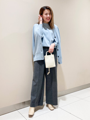 【冬に大活躍ニット/骨格ナチュラル】サイドにスリットが入っているのですっきりとしたシルエットになります。程よい丈感のカーディガンなのでさりげなく腰回りとヒップラインをカバーしてくれて、カシミヤのような着心地でした。とても暖かいニットカーディガンは冬に大活躍間違いなしのアイテムです。