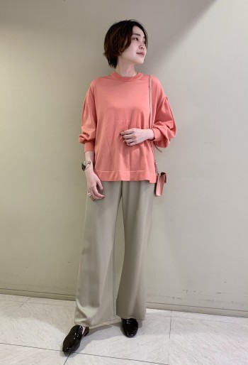 【池袋西武店】袖がふんわりとしたフォルムでベーシックすぎず着映えします。さらっとした素材なので春先も活躍できるのが◎