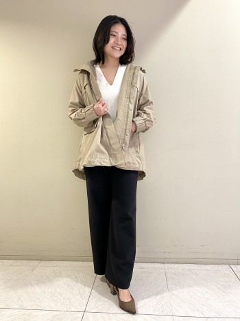 【池袋西武店】首元のVネックの開きが絶妙で女性らしい印象です。今期は中にカットソーとレイヤードしてカジュアルダウンさせても素敵です。