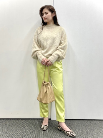 【池袋西武店】とても軽く柔らかい革です。くしゅっとデザインなので案外入ります。長財布も物によって入ります。