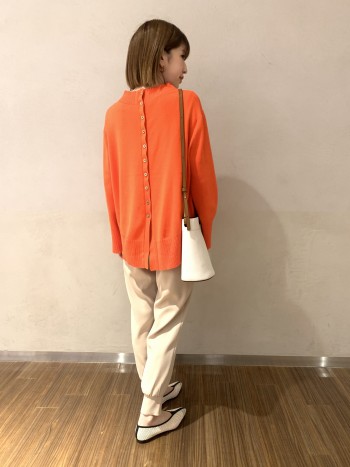【有楽町マルイ】前後2WAYで着用でき、ストンと落ちるシルエットのベーシックなアイテムなので飽きずに長くお使い頂けます。身長160㎝でお尻に少しかかるほどの丈でした。