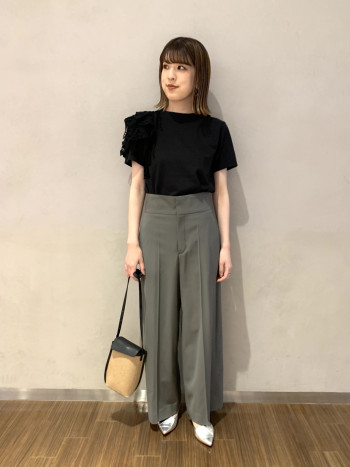 【有楽町マルイ】スカートやワイドパンツなどボリュームのあるボトムと合わせやすいコンパクトサイズです(Sサイズ相当)。
肩に施されたデコラティブなデザインが一気に気分を上げてくれます。小柄な方や、Tシャツだとカジュアルになりすぎて抵抗のある方にお勧めです。