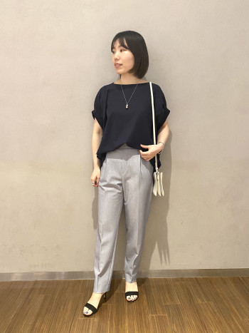 【有楽町マルイ店】麻混なのにストレッチがすごく効いていて着心地がとにかく良い! 袖口に平ゴムを通しギャザーを寄せたお袖は甘めが苦手な方にも取り入れていただける袖コンシャスデザインです。もちろん自宅での手洗いOKのところも嬉しいポイントです。