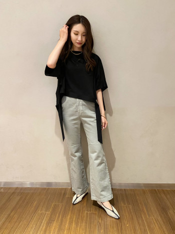 【有楽町マルイ】Tシャツ感覚でバサッと着れますが、程よいツヤ感があり、上品見えします。丈が短めなので、股上深めのパンツやスカートとの合わせがオススメです。