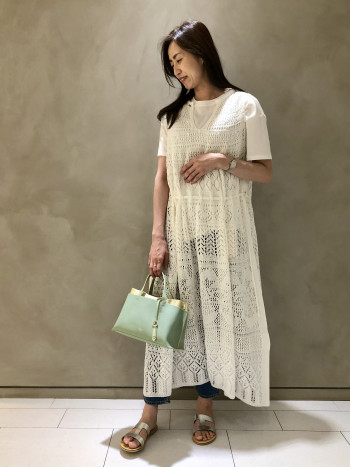 162センチ/
2WAYで着れて私でクロップド丈の長さです。
小柄な方でもブラウジングが可能なので長さを気にすることなく着て頂けます。もちろんそのままでも大丈夫です。