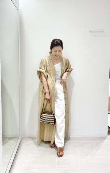 軽い素材感なので、ロング丈でもサラっと羽織っていただけます。ワンピースだけじゃなく、ボタンを外して羽織りとしても着れるので、シンプルなTシャツコーデに羽織るだけで、お出かけコーデが出きちゃいます。
156cmなので38だとシルエットはたっぷりめに。。
パンツなどレイヤードするなら36サイズのがちら見せできますよ☆
✳36.38サイズの丈感は6cmの差になります。