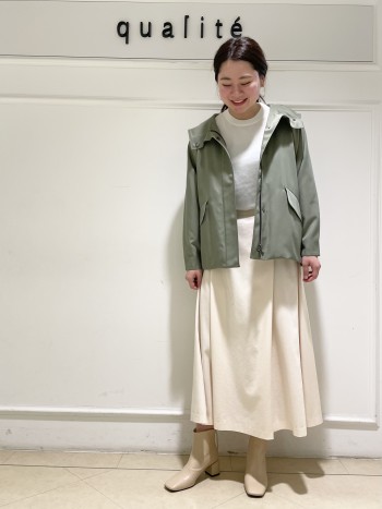 【京都高島屋】38サイズ着用でお尻が隠れる長さになります。素材も少し光沢感がありカジュアルになりすぎずキレイめに着れるブルゾンです!肩幅がしっかりめの体型ですが袖や身ごろがゆったりしていてオーバーサイズなので華奢見え効果もあります◎