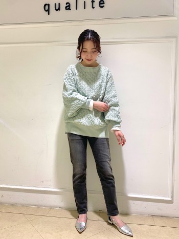 【京都髙島屋】ゆったりシルエットでロンTなどレイヤードしやすく、見た目以上に軽いニットなので着やすいですよ♪
155センチの私で丁度ヒップが隠れる丈感でヒップ回りをカバーしてくれます!!
袖のボリューム感が可愛く、透かし柄でもそんな透けてないので安心して着ていただけます^^
