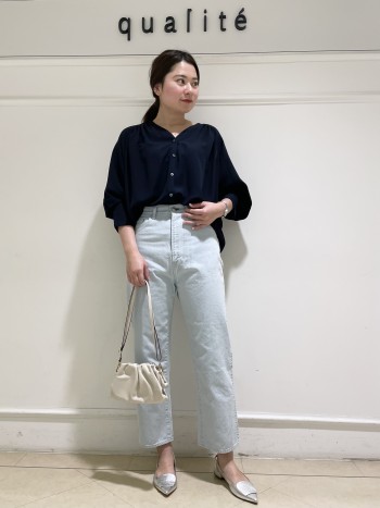【京都高島屋】骨格ストレートタイプで肩幅がしっかりしていますが、Vネックデザインで肩部分にギャザーが入ったデザインなので華奢見え効果がありました!!前丈は下腹が隠れるくらいで後ろはヒップにかかるくらいなので安心感があります。羽織りとしても使っていただけるので着回し豊富ですよ!!