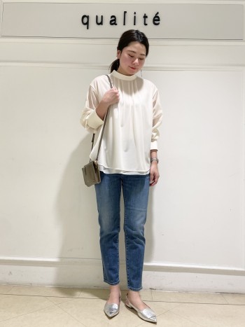 【京都高島屋】骨格ストレートタイプで肩幅がしっかりしていますが、袖部分が少しパフスリーブになっているので華奢見え効果抜群でした!フロントの着丈はインしなくてもバランス良く着れる長さで後ろはヒップにかかるくらいです。程よい透け感で軽さが出ます!!