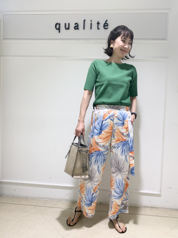 【京都高島屋】身体にフィットしすぎず、程よいラフ感が出るニット。カットソーでは、カジュアルダウンしてしまうカラーも、ニットだと不思議と上品に。