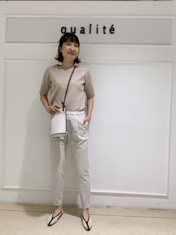 【京都高島屋】身体にフィットしすぎず、程よいラフ感が出るニット。カットソーでは、カジュアルダウンしてしまうカラーも、ニットだと不思議と上品に。