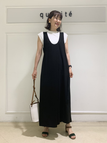 169cmで、38を着ています。丈はくるぶし上の長さです。サイズは2サイズあり、着丈も6cm変わってきますので、身長に合せてお選び頂けます。
