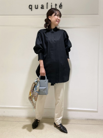 【京都髙島屋】袖が特徴的で、デザイン性のあるシャツです。丈は長めでヒップは完全に隠れます。