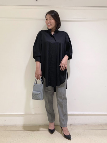 お袖にデザインのあるロングシャツです。丈感がしっかり長めなのでヒップをカバーしてくれるので細身のパンツも安心して着ていただけます。