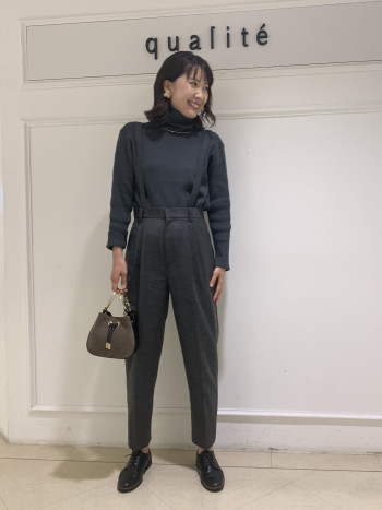 【京都髙島屋】大好きなシルエットです!袖スリットや裾スリットもあり、デザイン性と合わせやすさを兼ね備えた、インナーでも1枚着でもサマになる秀逸なアイテムです。