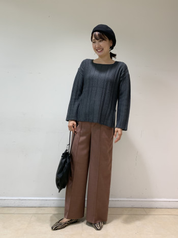 【京都髙島屋】ハイウェストのパンツで、今期では初のしっかりワイドのパンツです。長さはフルレングスで今年らしい丈感です。